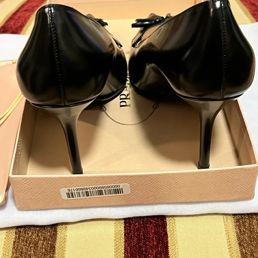 PRADA NIB AUTHENTIC VINTAGE BLACK GENUINE PATENT LEATHER PUMPS WITH TASSELS - Picture 13 of 17